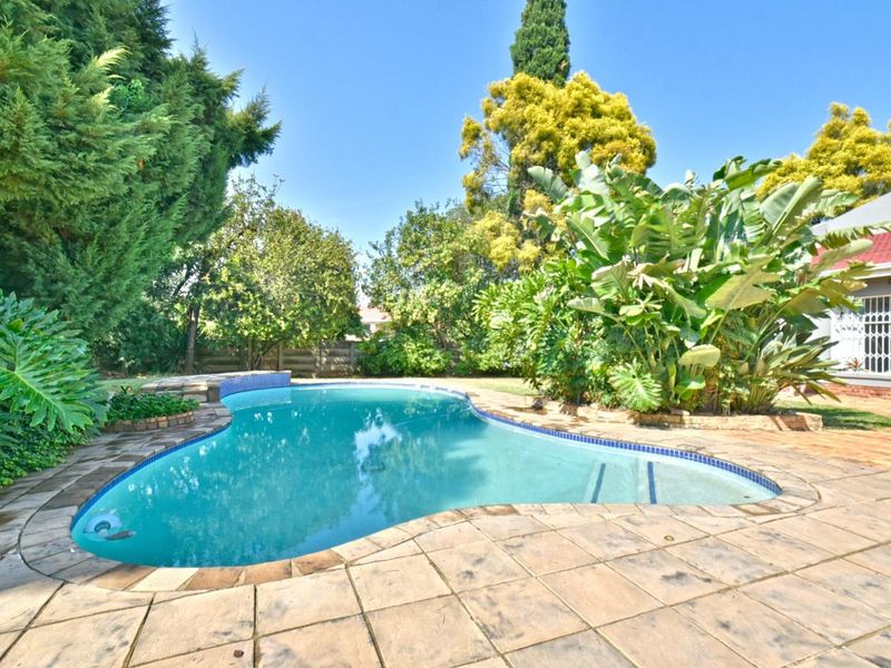 Best Location! - Photo 3