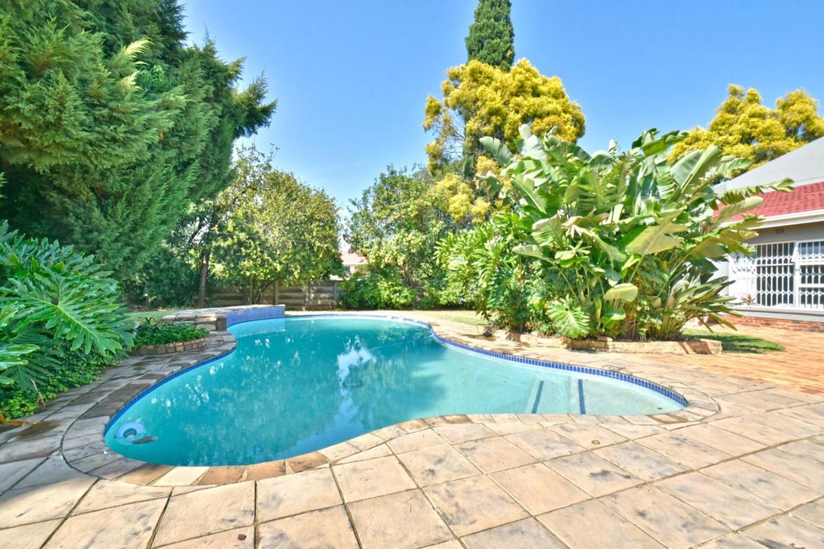 Best Location! - Photo 3