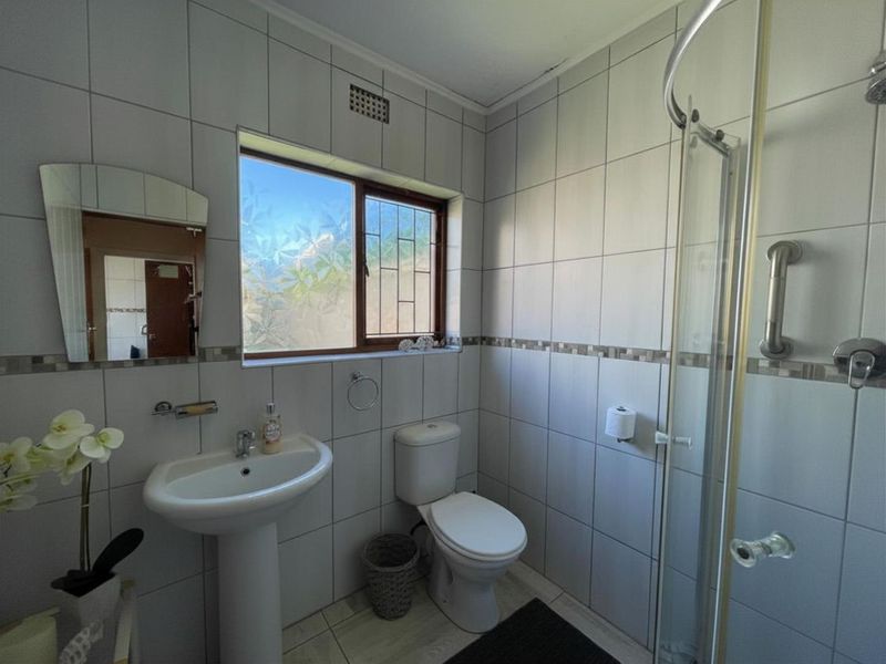 Spacious 4 Bedroom Holiday Home with Flatlet Just 280m from Klein Brak River's Blue Flag Beach - Photo 10
