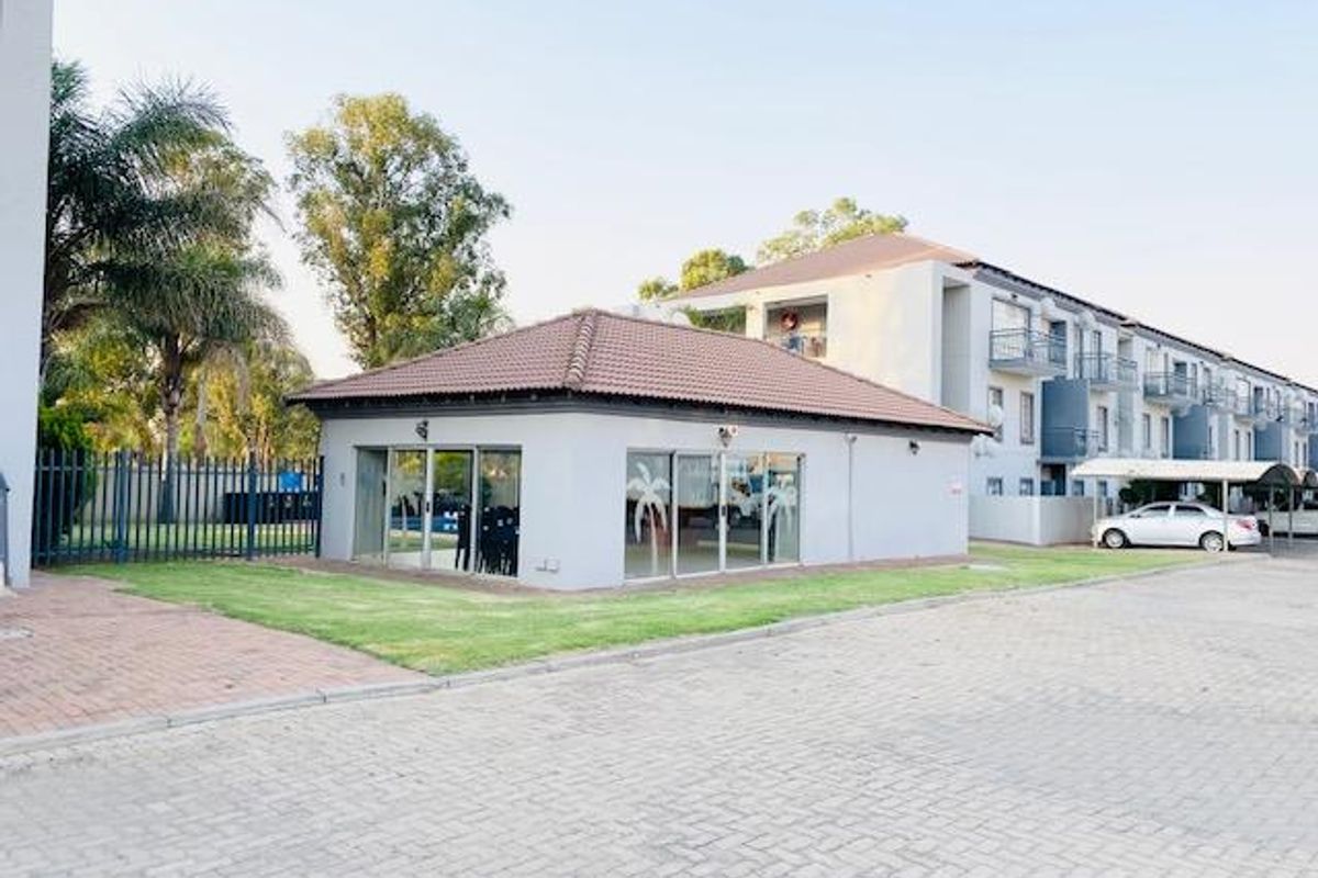 Modern Ground Floor 3 bedroom Apartment For Sale In Oaklane Estate, Brakpan North - Photo 2