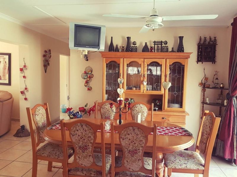 Spacious Six-Bedroom Family Home with Pool and Granny-Flat - Photo 9
