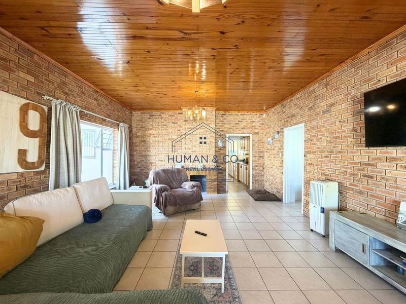 Spacious Family Home + 2-Bed Flat - Photo 4