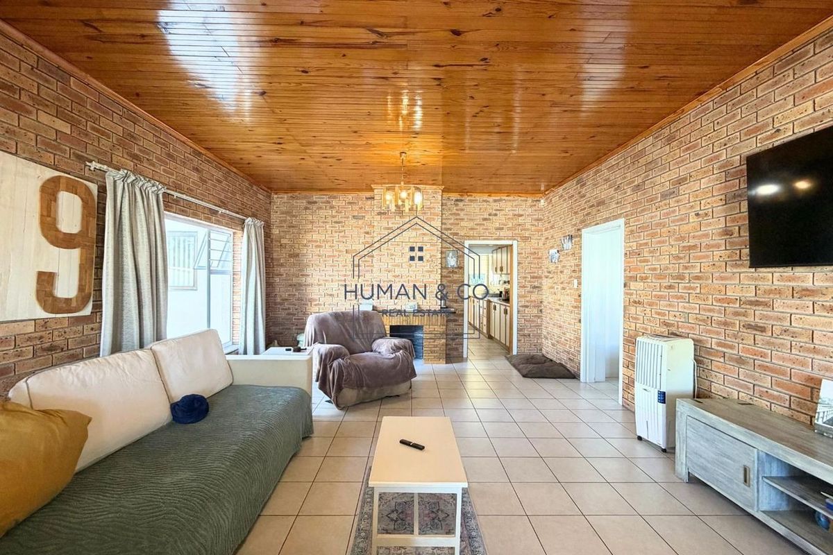 Spacious Family Home + 2-Bed Flat - Photo 4