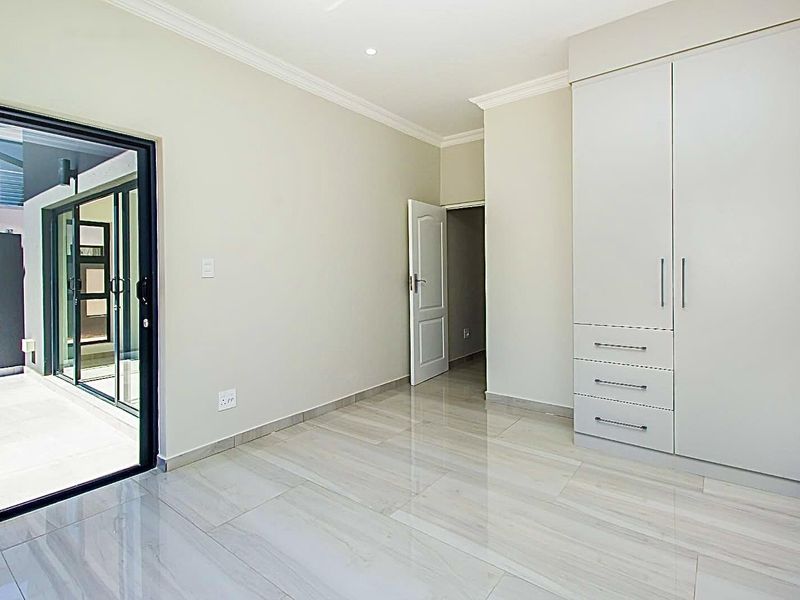 **Luxurious Living at Roodepark Eco Estate** No Transfer Duty. - Photo 9