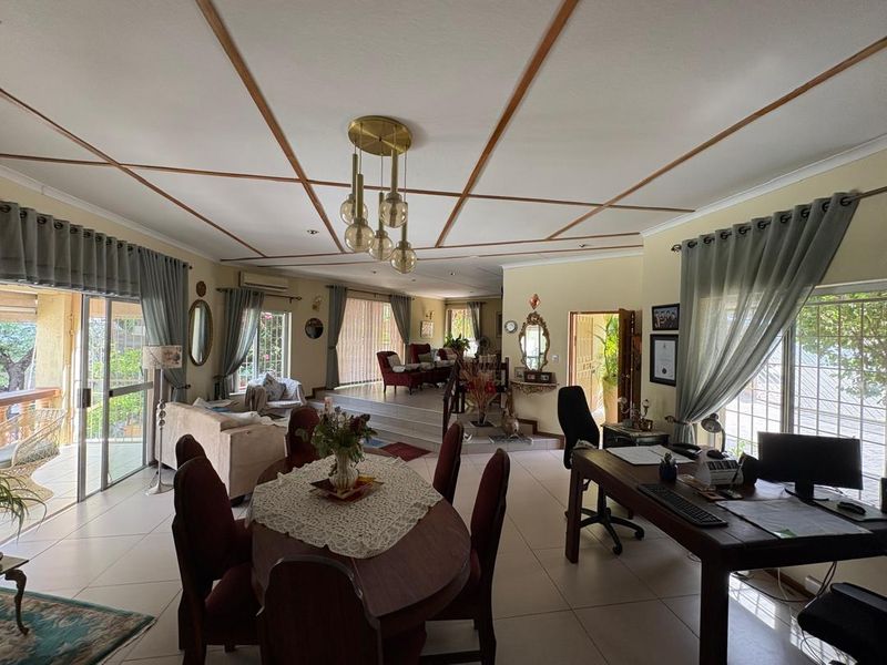 Large Plot - 3 Bedroom House - Plus Flat - Space - Garden & Pool - Photo 3