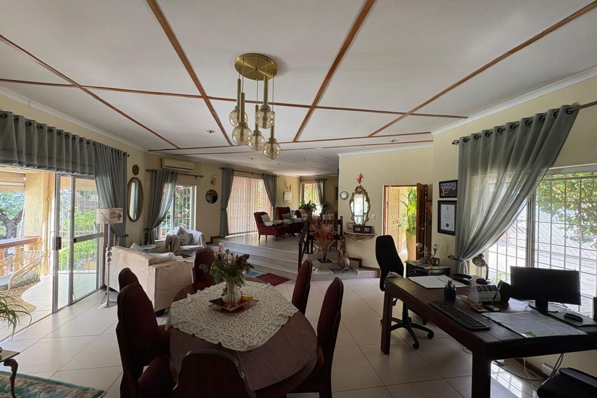 Large Plot - 3 Bedroom House - Plus Flat - Space - Garden & Pool - Photo 3