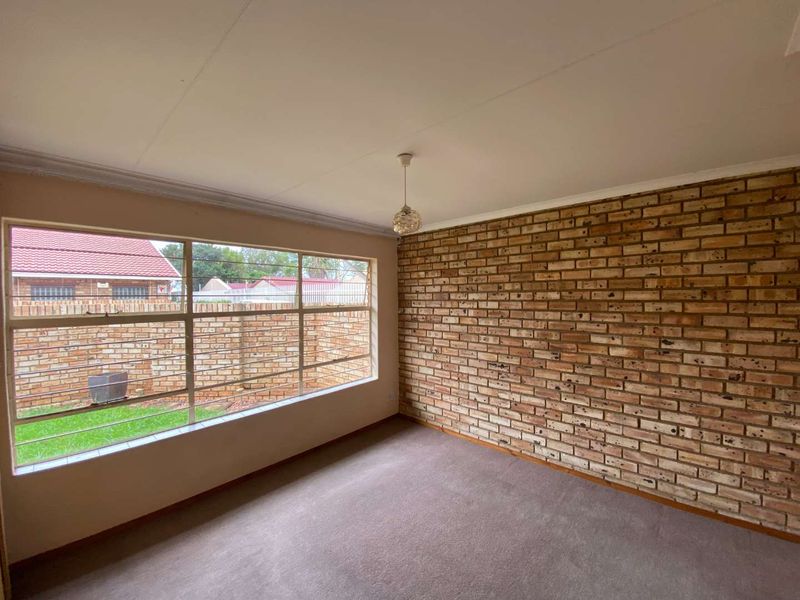 Cosy Townhouse for grabs - Photo 6