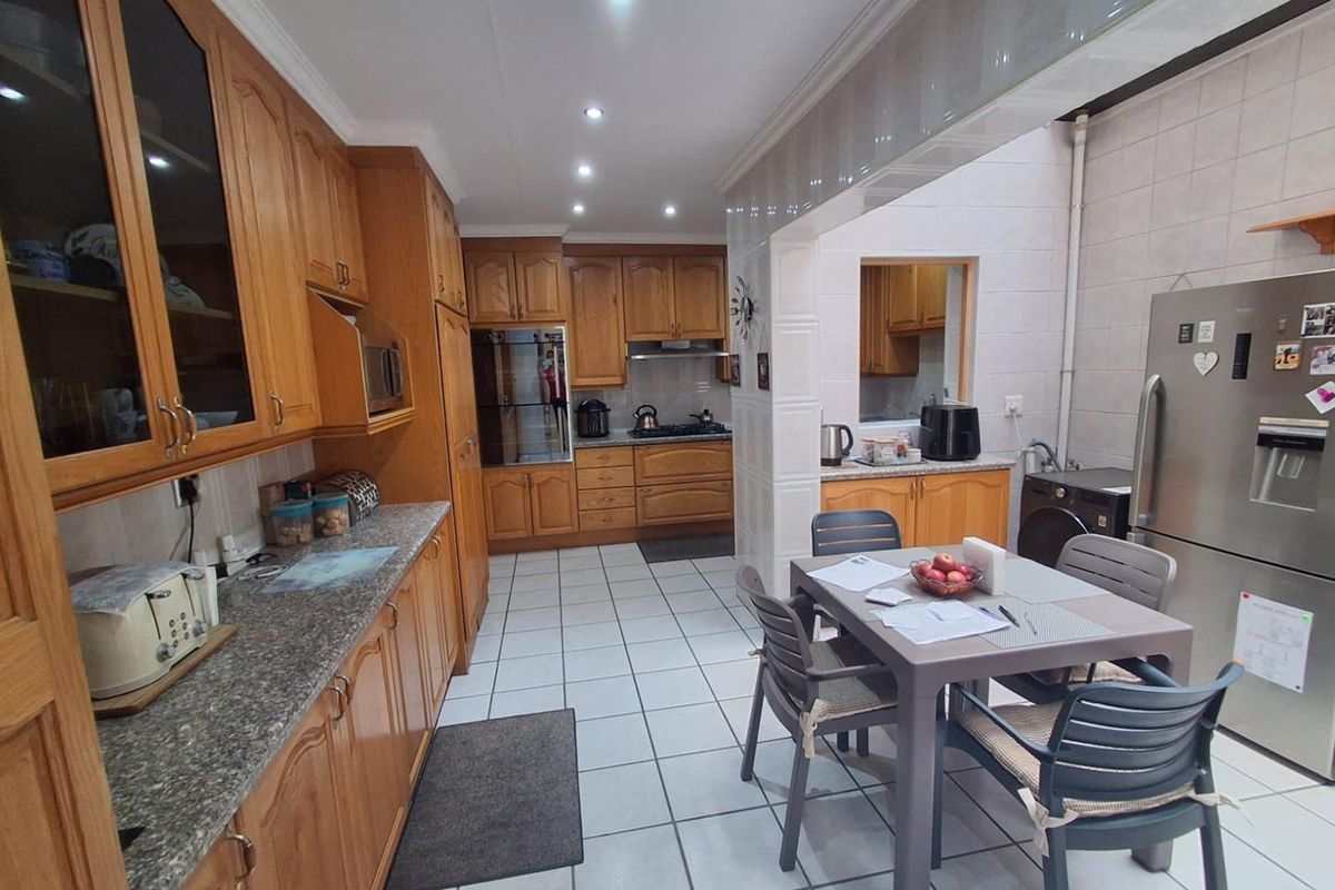 PET FRIENDLY FAMILY TOWNHOUSE - NEW REDRUTH - Photo 3