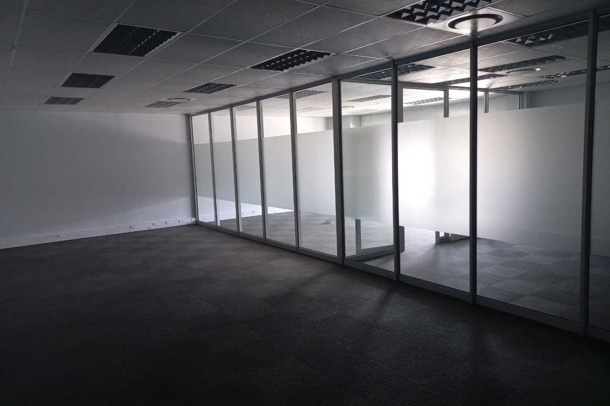 Secure, first floor offices space, available immediately! - Photo 2