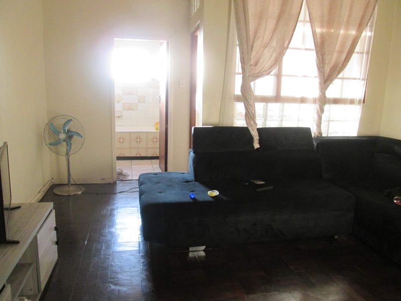 A VERY NEAT AND CLEAN BEAUTIFUL BACHELOR FLAT FOR SALE IN PRETORIA  CENTRAL - Photo 4