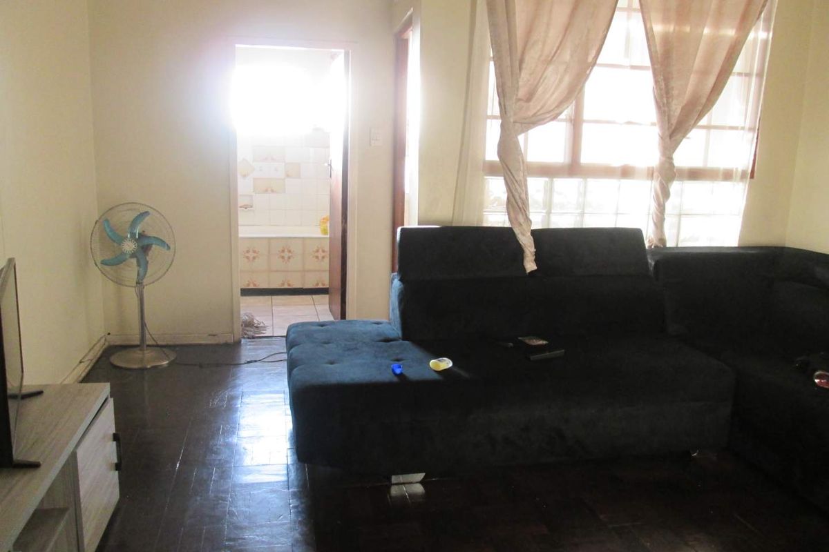 A VERY NEAT AND CLEAN BEAUTIFUL BACHELOR FLAT FOR SALE IN PRETORIA  CENTRAL - Photo 4