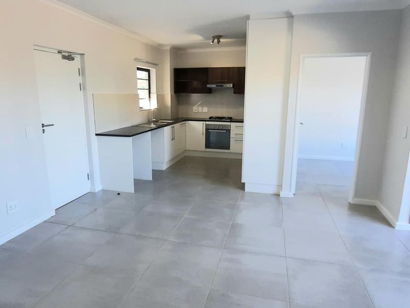 Sunny spacious two bedroom One bathroom first floor apartment - Photo 5