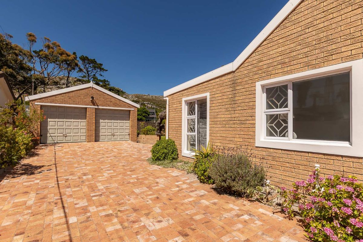 Family home and income earning cottage - Photo 4