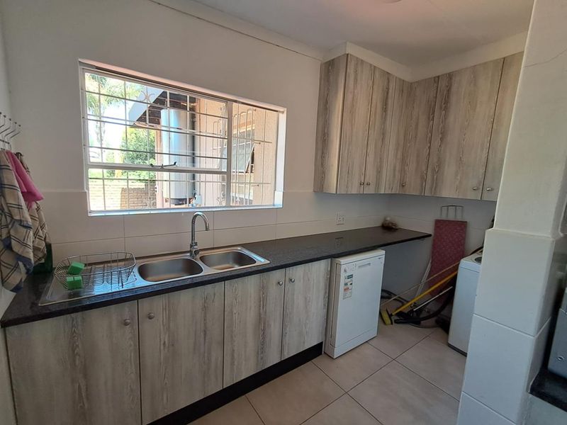 FAMILY HOME IN BRACKENHURST NEEDING SOME LOVE - Photo 6