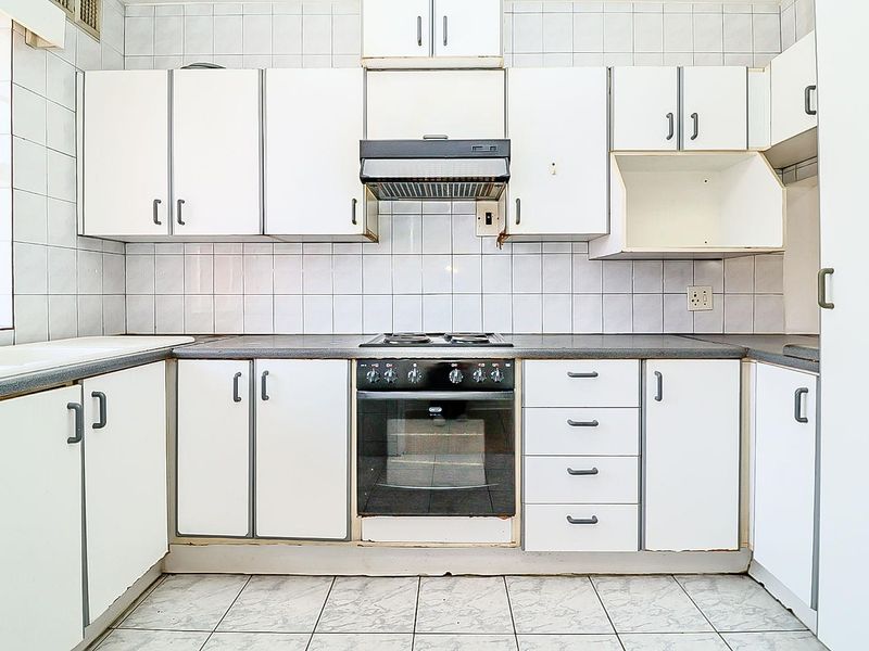 Two Bedroom Apartment Conveniently Located! - Photo 2