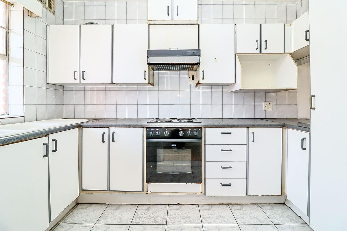 Two Bedroom Apartment Conveniently Located! - Photo 2