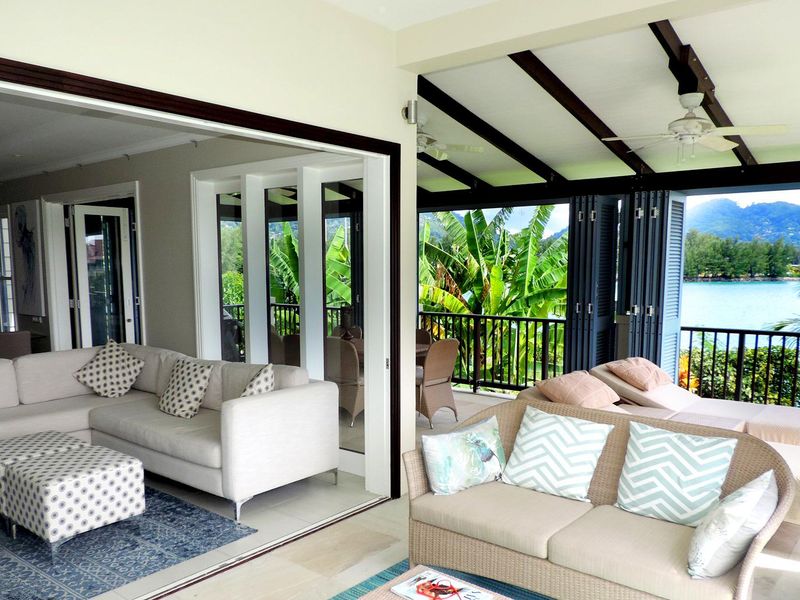 Exquisitely presented and immaculately kept top floor corner unit with wrap around views - Photo 10