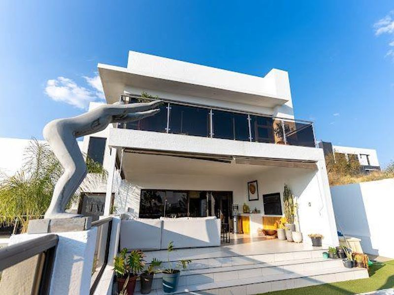 Elegant Family Home with Modern Comforts and an Endless View - Photo 4