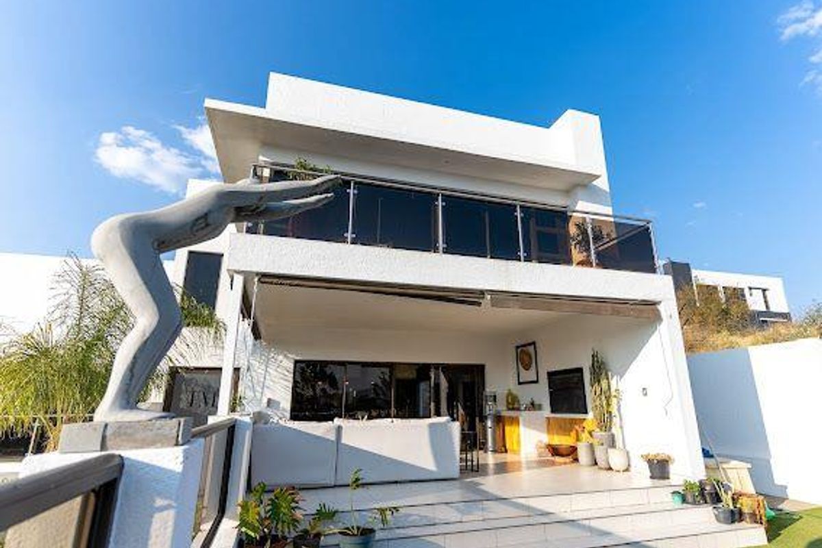 Elegant Family Home with Modern Comforts and an Endless View - Photo 4