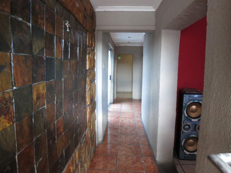 Beautiful 3 Bedroom House - Photo 4