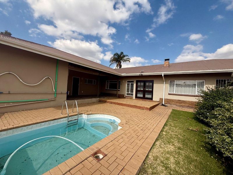 5 bedroom house for rental in vryheid - Photo 1