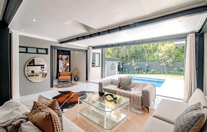 Sophisticated Living with Exceptional Indoor-Outdoor Flow in Waverley