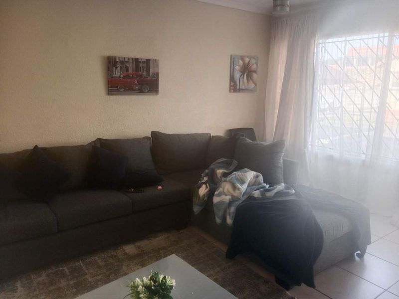 Comfortable 3 Bedroom Simplex To Let - Photo 3