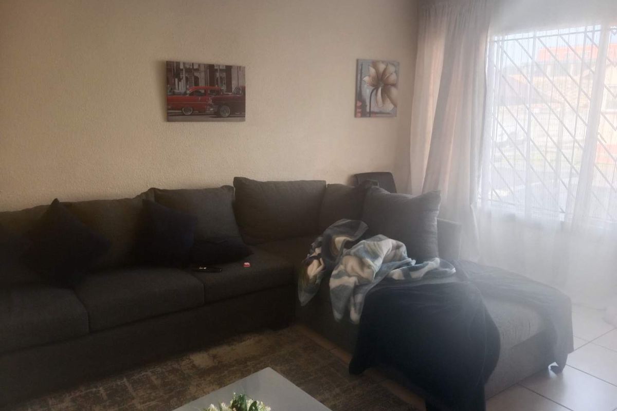 Comfortable 3 Bedroom Simplex To Let - Photo 3