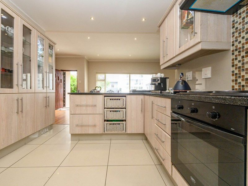 Beautiful, sunny family home. Prime location! Good security! - Photo 5