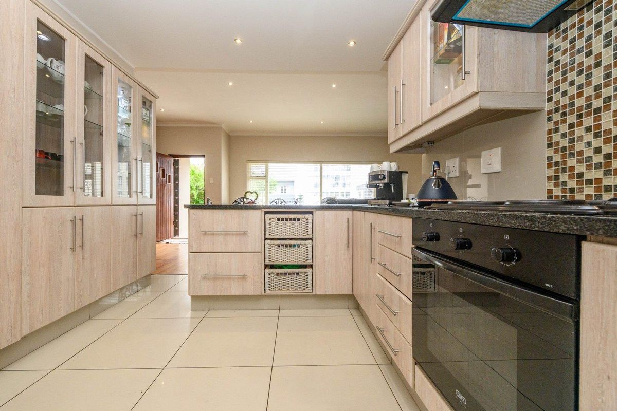 Beautiful, sunny family home. Prime location! Good security! - Photo 5