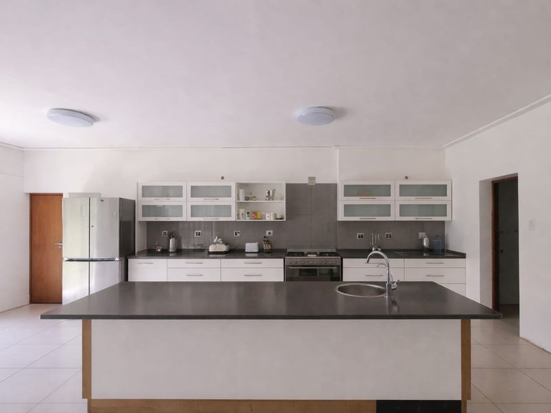 Versatile 7-Bedroom Property with 3 Living Areas, 2 Flats, Rondavel and Borehole - Photo 5