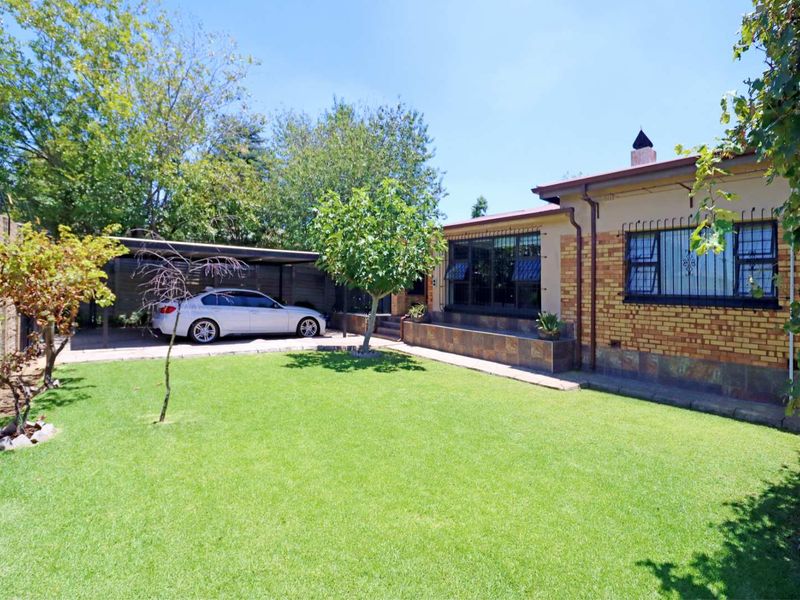 FAMILY HOME SITUATED IN AN ENCLOSED CIRCLE THAT IS LIKE A PARK - Photo 9