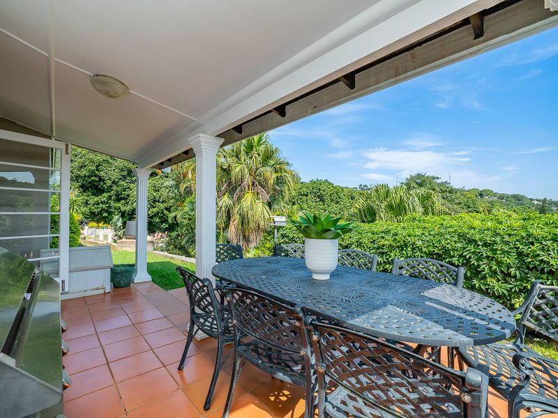 Freestanding Stepless Simplex with Private Garden and Exceptional Parking - Photo 2