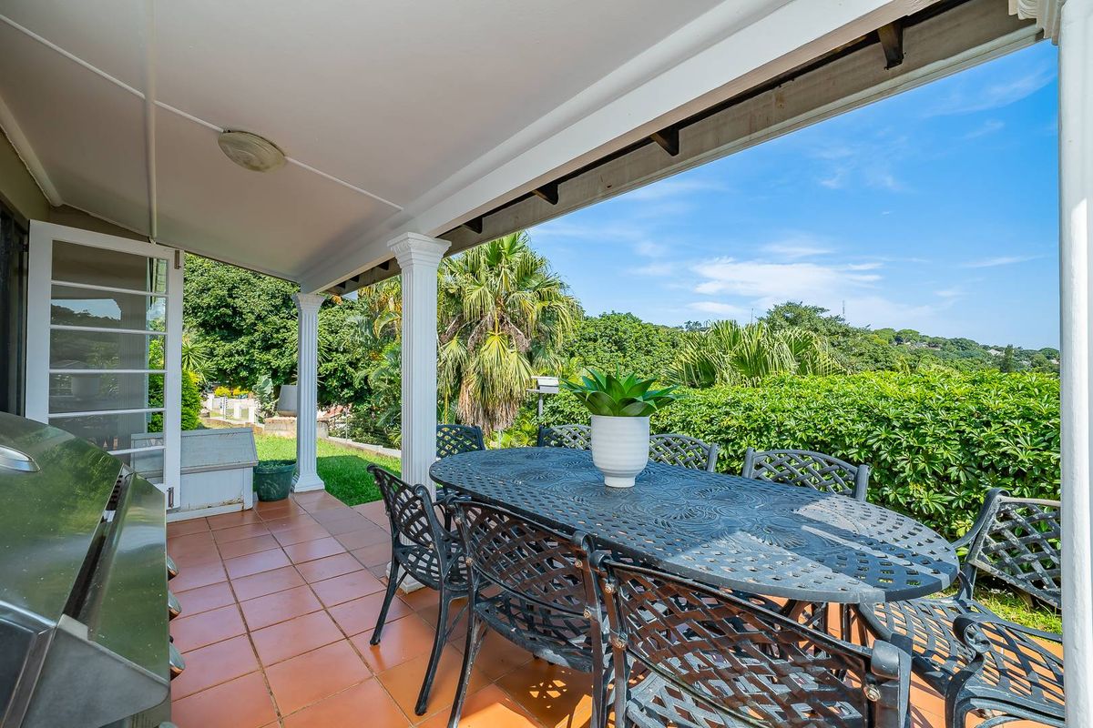 Freestanding Stepless Simplex with Private Garden and Exceptional Parking - Photo 2