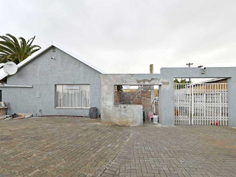 Spacious Dual Living Property - Photo 3