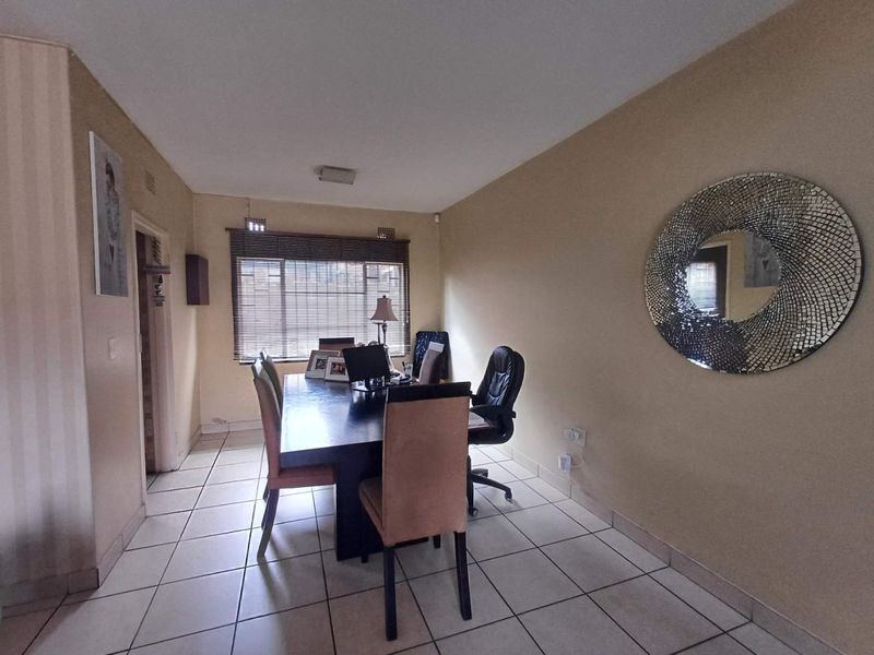 LOVELY TOWN HOUSE - Photo 5