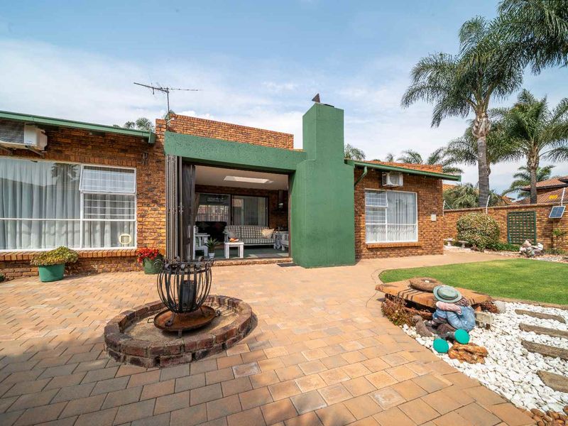 Spacious Sun-Filled 3 Bed, 3.5 Bath Cluster in Beyers Park - Photo 5