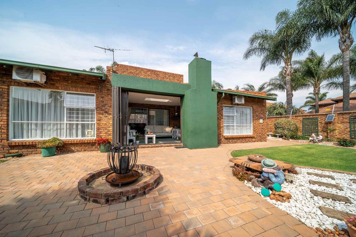 Spacious Sun-Filled 3 Bed, 3.5 Bath Cluster in Beyers Park - Photo 5