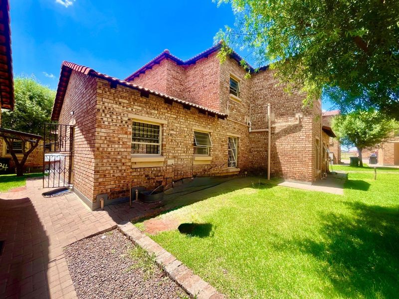 Dawn Park Town house - Photo 2