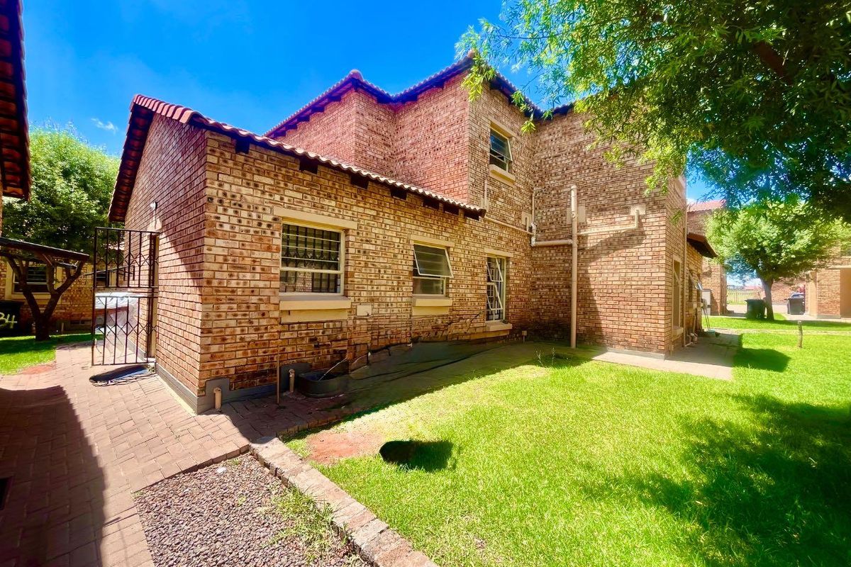 Dawn Park Town house - Photo 2