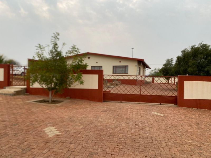 Embrace yourself with this preloved family home - Photo 3