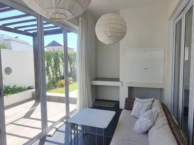 Spacious 3 Bedroom Townhouse with Rooftop Ocean View Terrace & Double Garage - Photo 4