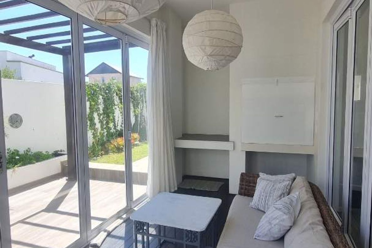 Spacious 3 Bedroom Townhouse with Rooftop Ocean View Terrace & Double Garage - Photo 4