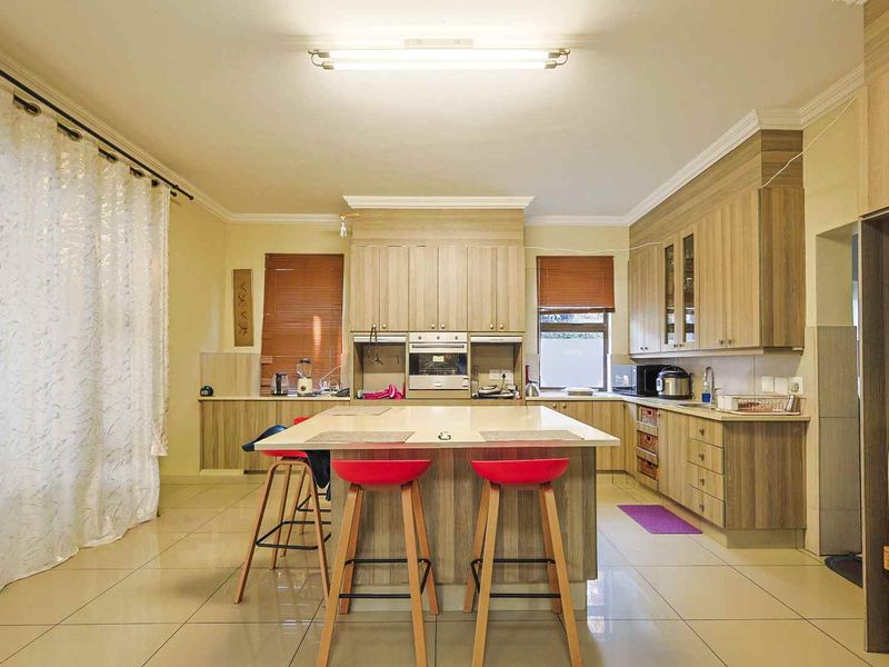 3 Bedroom Family Home with Pool & Covered Patio - Photo 7