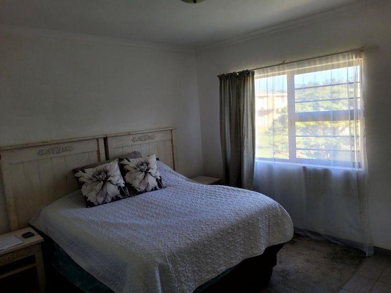 **Exclusive Spacious 2-Bedroom Flat in Prime Gonubie Location** - Photo 8