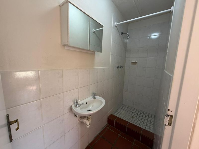 Unique 4 Bed 2 Bath Apartment open plan living area with kitchenette with 2 Secure Parkings allocated - Photo 7