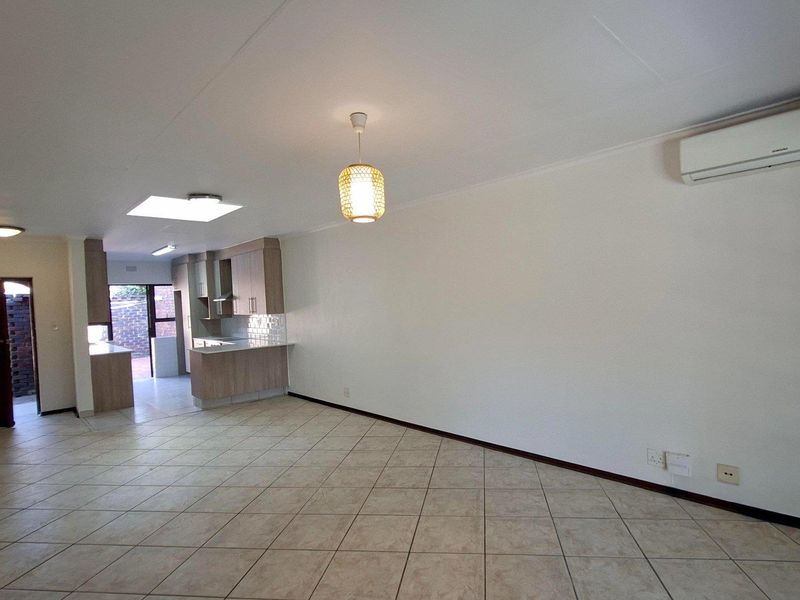 Lovely 3 bedroom, 2 bathroom, simplex available in Douglasdale - Photo 6