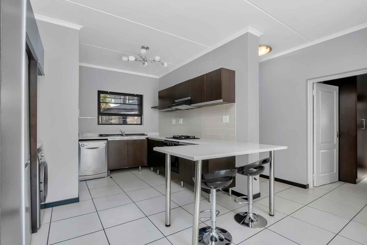 LOCK-UP AND GO LIVING AT ITS FINEST! - Photo 4