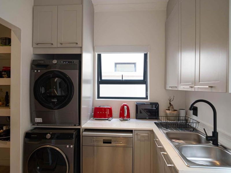 Luxury Four Bedroom Ensuite Home in Exclusive Bryanston Development - Photo 6