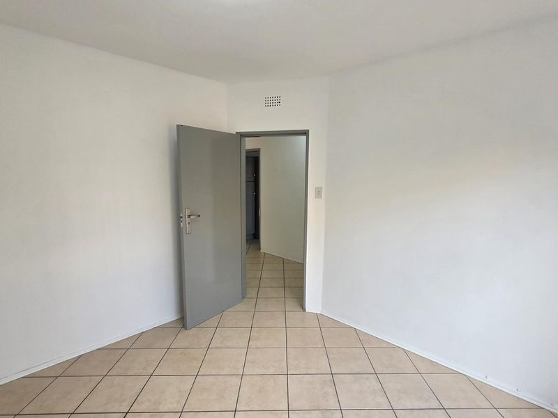 Spacious 3-Bedroom Townhouse with Gas Hob & Backup Water - Photo 8